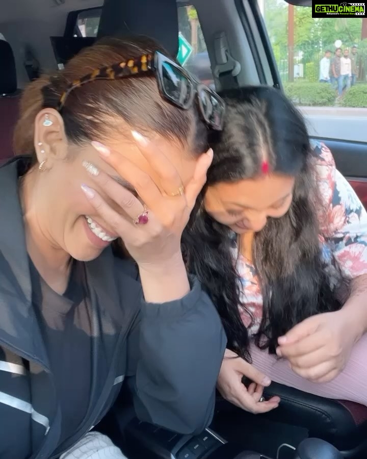 Akshara Singh Instagram - Shabdon me ye khushi kya likhu 🥰 the picture says it all ♥️🤗 Mera bacchu @surabhitiwari_ @surabhitiwariofficial_ Aur hamara hashtag 2nd pic me luckily mil gaya 🧿😍 #loveyou #aksharasingh Delhi, India