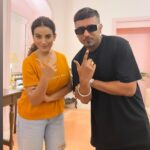 Akshara Singh Instagram - Ek saccha kalakar aur usse bhi zyada ek acchha insaan 🫶🏻🤗♥️ Thankyou for the wonderful time 😇 @yoyohoneysingh #aksharasingh #yoyohoneysingh #posers #lfl
