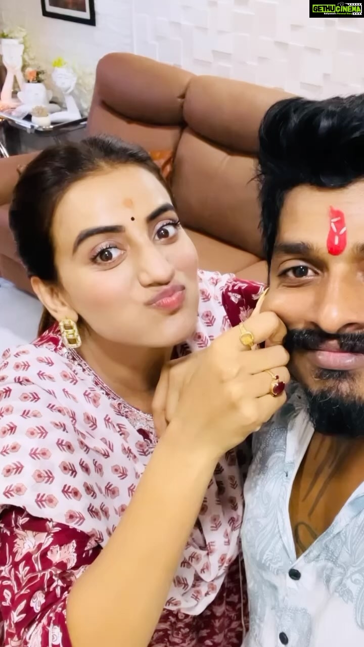 Akshara Singh Instagram - Happy rakshabandhan to my pyari sister 👧 @singhakshara