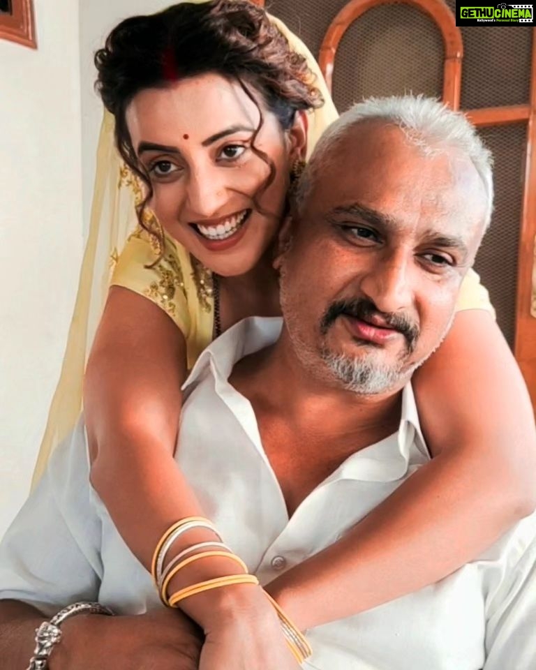 Akshara Singh Instagram - अक्षरा आज तुम्हारे जन्मदिन पर तहे दिल से तुम्हें ढेरों शुभकामनाएं तथा आशिर्वाद देता हूं। तुम जीवन के हर क़दम पर अपनी मिहनत और ईमानदारी से सफ़लता को अपना हमसफ़र बनाती रहो...love u beta...God bless u...aa ri aa ja #blessed #birthday #sweet #bhfyp #kids #cake #happybirthday #chocolate #homemade #dessert #gift #babyshower #birthdaygirl #event #cupcakes #celebration #birthdaycake #cakes #gifts #giftideas #events