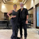 Akshara Singh Instagram - Twinning with the best man by coincidence 🖤 . . . . . Pick ur fav 📸 @satyamdesignerstudio @jewelkartfashion #aksharasingh #fatherndaughterduo #indrajitsingh