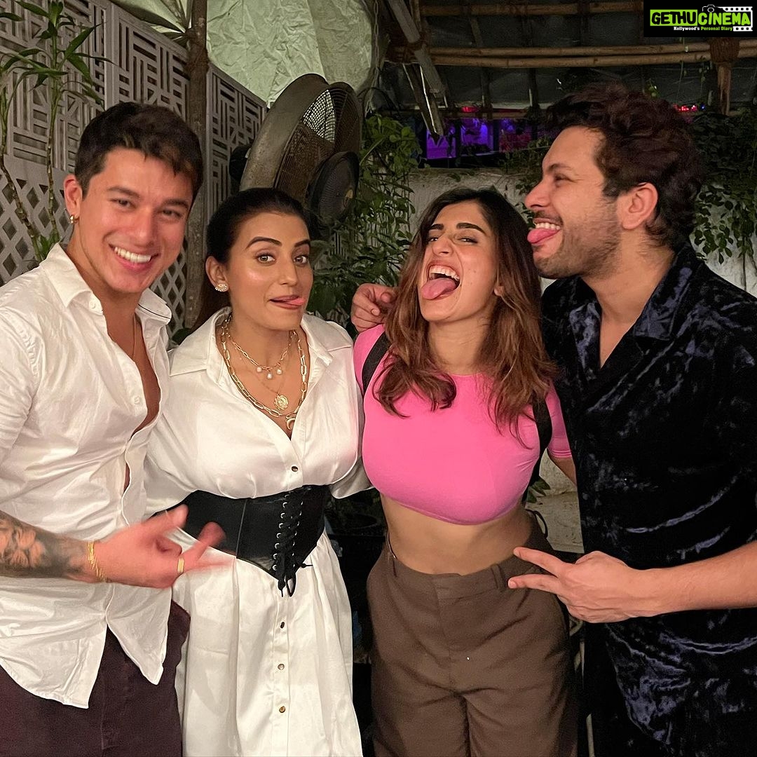 Akshara Singh Instagram - All I wanna say is THANKYOU 🫶🏻🌸🤗 For making my day ♥️📸 . . . @pratiksehajpal @nishantbhat85 @akasasing 🫶🏻 . . . #favouritehumans #bigbossconnection