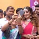 Akshara Singh Instagram - Buri nazar wale tera muh florescent PINK 🌸🩷 . . . . . 📸 @meowstudioin Thankyou for this beautiful edit :) 👗 @fashion_stylist_7 @satyamdesignerstudio #aksharasingh #aksharians #loveyou #dumraon