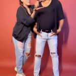Akshara Singh Instagram - Sach bata rahi hu nahi milega 😝 kitna bhi maar lijiye papa 🤣 . . . . . #aksharasingh #fatherndaughterduo #indrajitsingh #papakabeta
