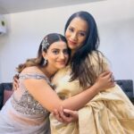 Akshara Singh Instagram – After a long time met this beautiful legend of bhojpuri 🫶🏻🤗 @kalpnapatowary mam Bahut Kuchh seekhne milta hai apse mam I love you 🥰 

#sursangam2023 #aksharasingh