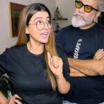 Akshara Singh Instagram - Lo ji aagaye apki farmaaish pe we are back ♥️ #fatherndaughterduo With my cutest papa #aksharasingh #papa #beti #indrajitsingh