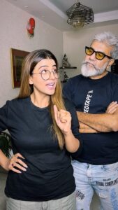 Akshara Singh Instagram - Lo ji aagaye apki farmaaish pe we are back ♥️ #fatherndaughterduo 

With my cutest papa 

#aksharasingh #papa #beti #indrajitsingh