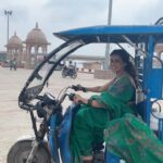Akshara Singh Instagram - Chaloge mere toto 🚙 me ghumne ??? We are saving fuel & battery 🤣 #aksharasingh