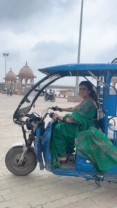 Akshara Singh Instagram - Chaloge mere toto 🚙 me ghumne ??? We are saving fuel & battery 🤣 #aksharasingh