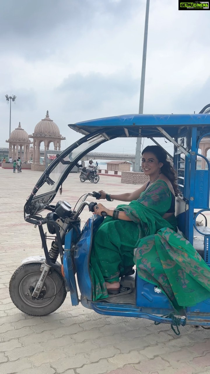 Akshara Singh Instagram - Chaloge mere toto 🚙 me ghumne ??? We are saving fuel & battery 🤣 #aksharasingh