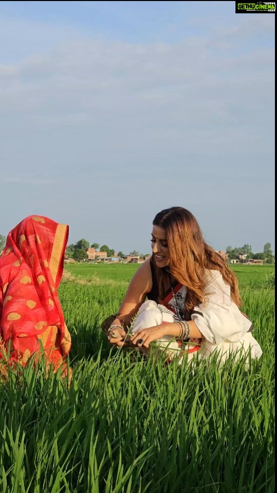 Akshara Singh Instagram - Aaj shooting ke dauran kuchh naya seekhne ko mila jisko katani kahte hain β€οΈπ€ mujhe bahut mazaa aata hai aaplogo ke beech rahke , aaplogo se milke aur nayi nayi chize seekh ke π€π«Άπ I love you all π«Ά #aksharasingh