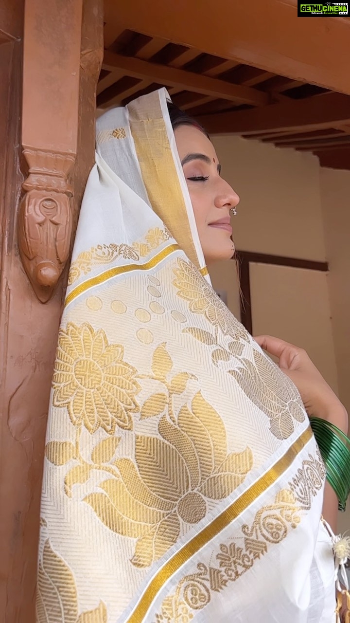 Akshara Singh Instagram - हर बूंद बरसात की, मुझे अपना बना लेती है, हर आहट ज़मीन की, मुझे खुदा बना लेती है। मौसम बदलते रहें, पर दिल स्थिर रहे यहाँ, ये ख्वाबों की दुनिया, बहारों का आयाम है सबसे अनोखा मौसम यहाँ।” . . . #film #akshara #aksharasingh #saavan #love