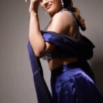 Akshara Singh Instagram - Wow to myself 🌸🔥🩵 . . . . 📸 @sauravanuraj 👗 @ramjisons_lajpat_nagar @fashion_stylist_7 💄 @wasimmakeupartist 💆‍♀️ @kanizfatima_hairstylist