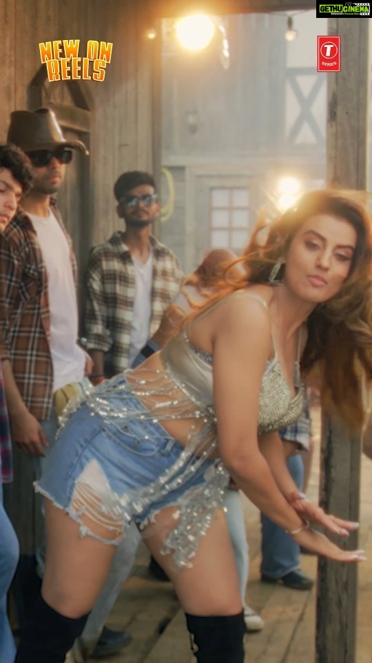 Akshara Singh Instagram - The wait is over !! #UPBiharLootane is here, and it's set to ignite your dancing spirit 🔥🕺Tune in now !! #1MinMusic @singhakshara @lyricist_ajit_mandal @beingmudassarkhan @music_aryasharma #BhojpuriSongs #BhojpuriVideos #OutNow #StayTuned #TSeriesHamaarBhojpuri #TSeries