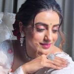 Akshara Singh Instagram - Nazar uthi ya jhuki qatle aam hoti hai 🧿 Bytheway 1 or 2 ??? #aksharasingh