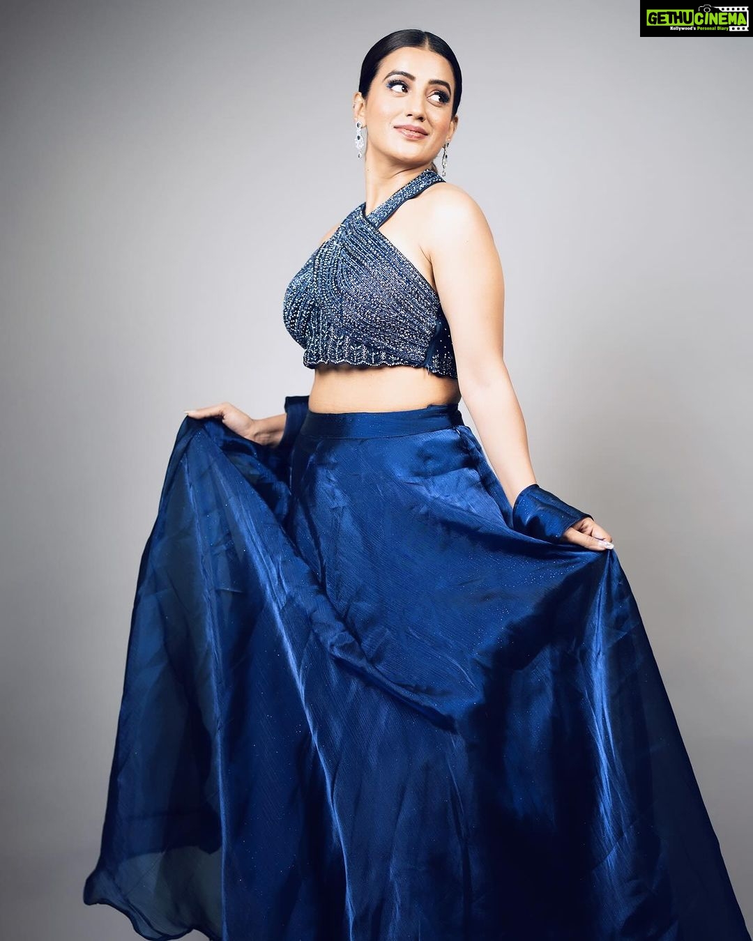 Akshara Singh Instagram - Blue for you 🩵🦋 . . . . 📸 @sauravanuraj 👗 @ramjisons_lajpat_nagar @fashion_stylist_7 💄 @wasimmakeupartist 💆♀️ @kanizfatima_hairstylist