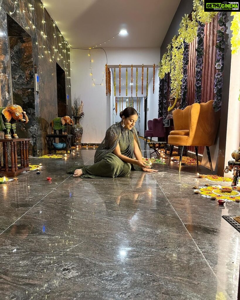 Akshara Singh Instagram - Hamari diwali 🪔♥️🌸✨ . . . . Missing mumma bhai 🫶🏻 #happydiwali #aksharasingh #spreadhappiness