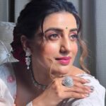 Akshara Singh Instagram - Nazar uthi ya jhuki qatle aam hoti hai 🧿 Bytheway 1 or 2 ??? #aksharasingh