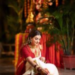Akshara Singh Instagram - शुभ नवरात्रि ♥️🙏 . . . @kanizfatima_hairstylist @rushi.passion @sauravanuraj #akshrasingh #navratri