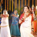 Akshara Singh Instagram - Duniya ki saari maa ko dedicated hai ye gaana "Maa tere sang rahna hai" 🌸♥️🤗 Jai mata di 🙏🤗 #aksharasingh #Navratri #jaimatadi