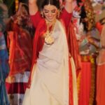 Akshara Singh Instagram - Maa mujhe tere sang rahna hai ❤️🙏 . . . . Pls ek baar sunna ek nayi koshish hai.... Jai mata di . . Composition @ghunghrooji777 Lyrics : @surjeetyadavchotu099 Music & master @aarsyproductionsofficial Makeup : @rushi.passion Hair : @kanizfatima_hairstylist This Reel : @sauravanuraj #aksharasinghofficial #aksharasingh #reelsinstagram #hindisong #devi #jaimatadi #navratrispecial