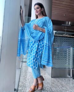 Akshara Singh Instagram - For the love of pretty sky blue 🌸🫶🏻🩵
.
.
.
.
.
#aksharasingh #travelbird 🫶🏻