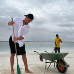 Akshay Kumar Instagram - Cleanliness is not just about physical spaces, it is a state of mind. Being out of the country couldn’t stop me from paying a tribute to Swachhata Abhiyan. So I would say where ever you are, do your bit to keep your space, and mind, clutter free. #SwachhataHiSeva