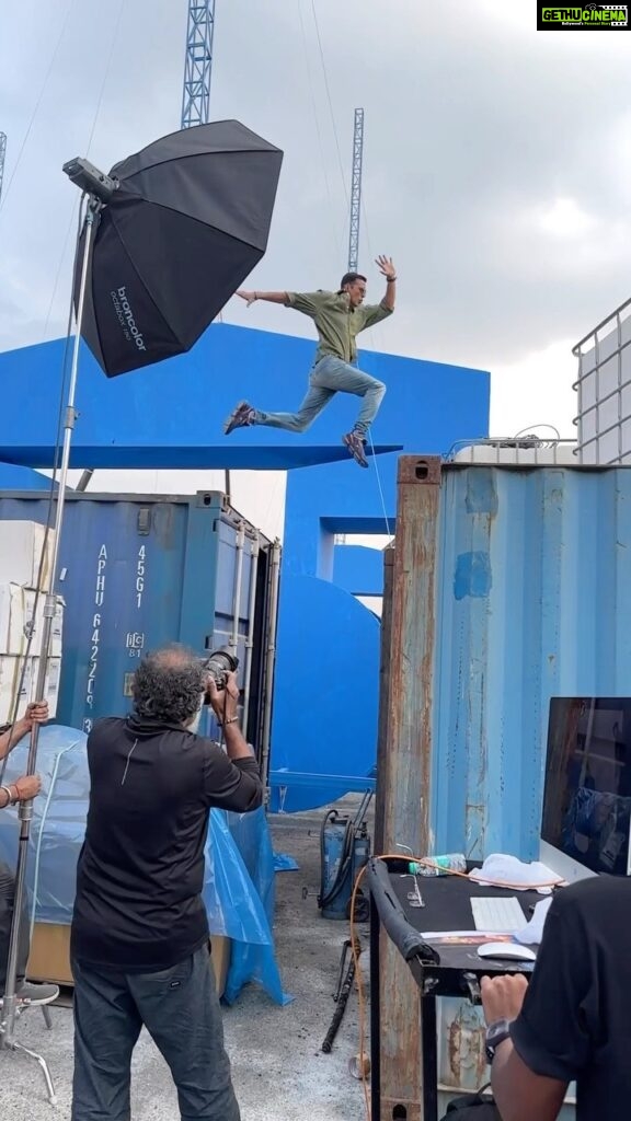 Akshay Kumar Instagram - Lights, Camera, ACTION!! Be it for a film or an ad, action gets my heart always. Did this for a recent brand shoot, and every frame got my adrenaline gushing. Whatsay 🔥