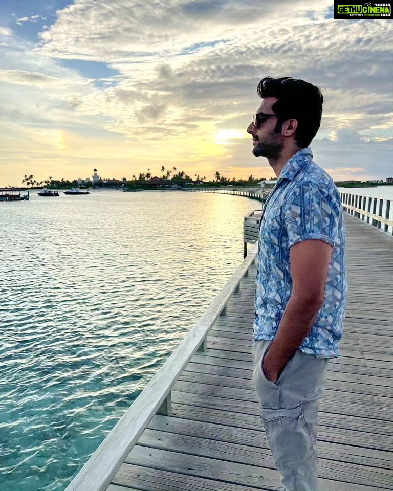 Akshay Oberoi Instagram - Took me a looooong time to get over this looooong weekend & finally post these pictures 🌅 #AkshaysTravelDiaries #LongWeekend #Maldives #GoldenHour #Sunset #Vacation
