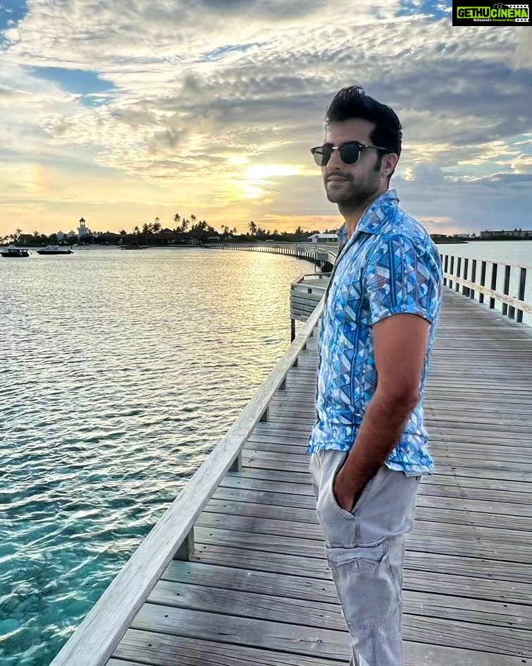 Akshay Oberoi Instagram - Took me a looooong time to get over this looooong weekend & finally post these pictures 🌅 #AkshaysTravelDiaries #LongWeekend #Maldives #GoldenHour #Sunset #Vacation