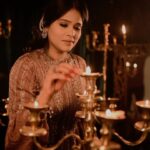 Akshaya Deodhar Instagram - आज भी तुम्हारा नाम बताती हूं, जब इश्क की बात आती है तुम्हे क्या लगा, दूर रह कर मोहब्बत कम हो जाती है? Poetry and Vocals- @itwaar_ki_shaam MUAH- @harshadamakeupartist Stylist- @_._stylist_shurti_._ Outfit @manalistylehive_pune Jewellery -@the_pastels_berry Video- @tejas_jagtap_photography_ Location- @kalasystudio . . #AkshayaDeodhar #Photoshoot #TrendingReels #Shayari #shayariquotes #reelsinstagram #reels