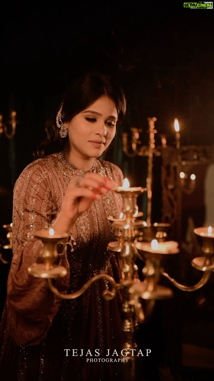 Akshaya Deodhar Instagram - आज भी तुम्हारा नाम बताती हूं, जब इश्क की बात आती है तुम्हे क्या लगा, दूर रह कर मोहब्बत कम हो जाती है? Poetry and Vocals- @itwaar_ki_shaam MUAH- @harshadamakeupartist Stylist- @_._stylist_shurti_._ Outfit @manalistylehive_pune Jewellery -@the_pastels_berry Video- @tejas_jagtap_photography_ Location- @kalasystudio . . #AkshayaDeodhar #Photoshoot #TrendingReels #Shayari #shayariquotes #reelsinstagram #reels