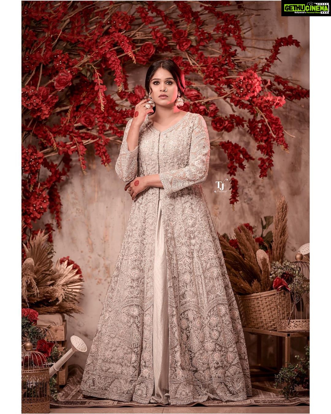 Akshaya Deodhar Instagram - सादगी तो हमारी जरा देखिये, एतबार आपके वादे पे कर लिया…✨ . MUAH- @harshadamakeupartist Stylist- @_._stylist_shurti_._ Outfit @manalistylehive_pune Jewellery -@the_pastels_berry Video- @tejas_jagtap_photography_ Location- @kalasystudio . . . . #AkshayaDeodhar #photoshoot #photooftheday #teamwork