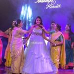 Akshaya Deodhar Instagram - @akshayaddr ‘s mom, family and friends perform for her!✨❤️ . . . . #Akshayadeodhar #sangeetnight #WMUpdate #Wedding #dance #sangeetdance #emotional #HardeekJoshi #AkshayaHardeek #AHa #weddingdress #lagna