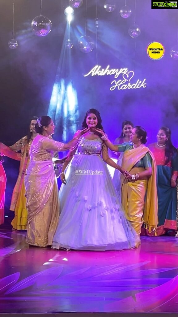 Akshaya Deodhar Instagram - @akshayaddr ‘s mom, family and friends perform for her!✨❤️ . . . . #Akshayadeodhar #sangeetnight #WMUpdate #Wedding #dance #sangeetdance #emotional #HardeekJoshi #AkshayaHardeek #AHa #weddingdress #lagna