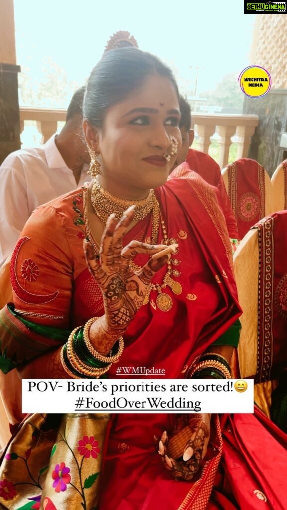 Akshaya Deodhar Instagram - The bride @akshayaddr knew her priorities very well! So before starting the most important day of her life, she made sure she’s well prepared for it!😉 #FoodOverWedding #LovelyBride . . . #AkshayaDeodhar #HardeekJoshi #AkshayaHardeek #AHa #Wedding #Viral #Trending #Hungry #Bride #celebrity #Reels #PrimeReels