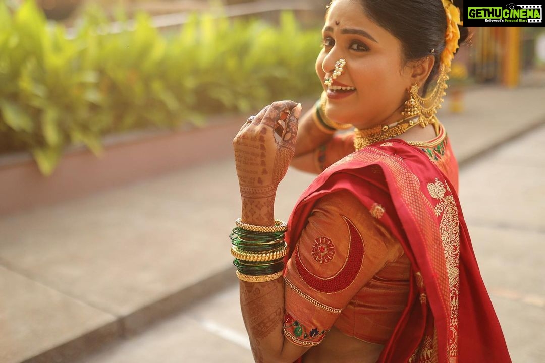 Akshaya Deodhar Instagram - 🌙✨ . Thank you @nishfash_design_studio for designing such a beautiful blouse for this look.❤️ . Saree: @saudamini_handloom Saree draping: @anaghakumbhr Blouse: @nishfash_design_studio Jutti: @chaljutti.official @amru_tak Hair: @komalpashankar_makeupartist Makeup: @madhurikhese_makeupartist Styling: @anaghaghaisas Jewellery: @ssnagarkarjewellers_official @prasad.nagarkar Photos by @girish_katkar_photography Wedding decor & management @a3eventsandmedia Wedding planner @bhagatamol Location- @siddhigardensandbanquets Managed by @wechitramedia @n.i.d.s_ . #अहा #AkshayaHardeek #AkshayaDeodhar #HardeekJoshi #AHa
