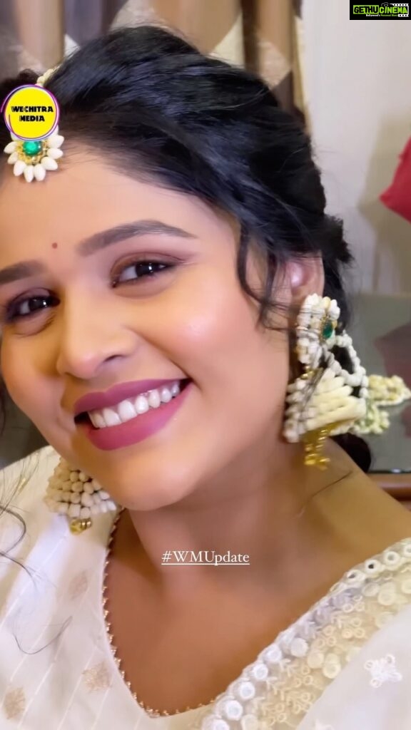 Akshaya Deodhar Instagram - The beautiful bride @akshayaddr humming ‘Zhumka Bareli Wala’! ❤️ . . . #AHa #AkshayaDeodhar #HardeekJoshi #AkshayaHardeek #Exclusive #WMUpdate