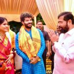 Akshaya Deodhar Instagram - महाराष्ट्राचे लाडके मुख्यमंत्री मा. श्री एकनाथजी शिंदे साहेब यांनी काल आम्हाला मुख्यमंत्री निवासस्थानी बाप्पाच्या दर्शनासाठी व आरतीसाठी आमंत्रित केले. साहेब, तुम्ही व तुमच्या कुटुंबाने ज्या आपुलकीने आणि प्रेमाने पाहुणचार केला त्यासाठी खूप खूप धन्यवाद.🙏🏻 भेटून आणि बाप्पाचे दर्शन घेऊन खूप छान वाटले.☺️ Thank you @mieknathshinde @cmomaharashtra_ @drshrikantshinde @mangeshdesaiofficial . It was indeed a special moment. ✨ . . #AHA #AkshayaDeodhar #HardeekJoshi #eknathshinde #mukhyamantri #cmeknathshinde #GanpatiBappaMoraya