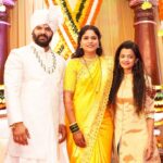Akshaya Deodhar Instagram - अमृता… तुझ्याबद्दल किती आणि काय लिहु..? You are a darling!❤️ तुझा, या सगळ्याशी, खरतर काहीच संबंध नव्हता पण तरीही तु या दिवसात जी काही मदत केली आहेस, धावपळ केली आहेस, त्याचे आभार मी आणि हार्दीक शब्दात नाही मानु शकत. जिथे कमी तिथे आम्ही ही भुमिका तु खरच खुप मनापासुन बजावलीस, कसलीच अपेक्षा न करता. Thank you so much @amru_tak , @kalasystudios @chaljutti.official for doing what you did for both of us. Seriously we’re really blessed to have you. And we love you alot.❤️ . #अहा #AkshayDeodhar #HardeekJoshi #AmrutaKulkarni #KalasyStudios #ChalJutti