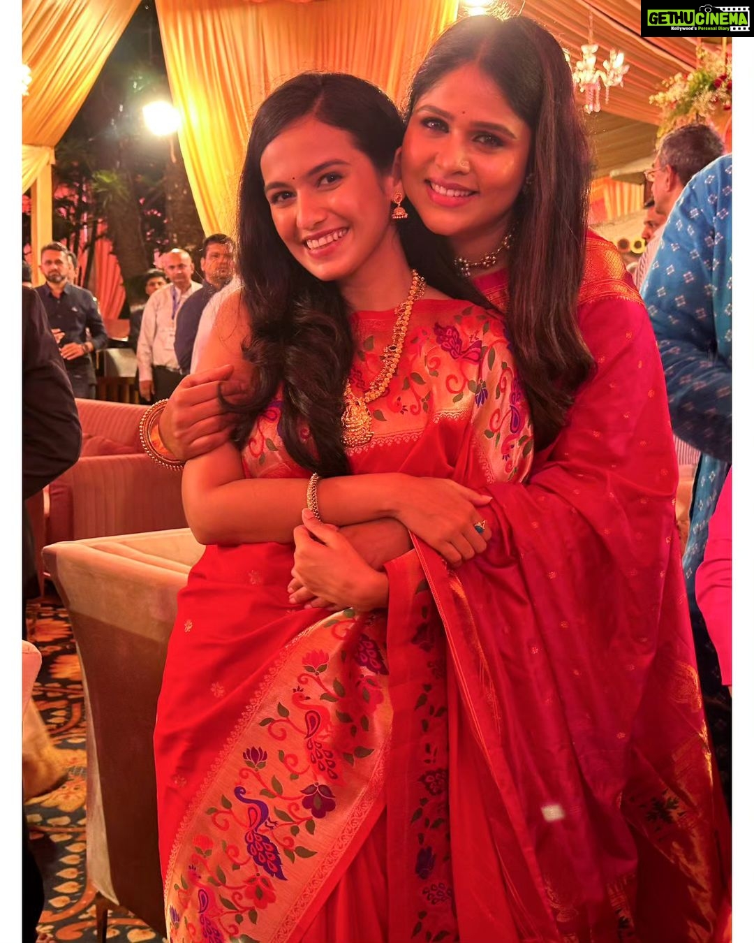 Akshaya Deodhar Instagram - Aniiii bagha ajun konala bhetle !! I miss you so muchhh ❤️ @akshayaddr Varsha Bungalow Official Residence of Chief Minister of Maharashtra