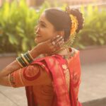 Akshaya Deodhar Instagram - 🌙✨ . Thank you @nishfash_design_studio for designing such a beautiful blouse for this look.❤️ . Saree: @saudamini_handloom Saree draping: @anaghakumbhr Blouse: @nishfash_design_studio Jutti: @chaljutti.official @amru_tak Hair: @komalpashankar_makeupartist Makeup: @madhurikhese_makeupartist Styling: @anaghaghaisas Jewellery: @ssnagarkarjewellers_official @prasad.nagarkar Photos by @girish_katkar_photography Wedding decor & management @a3eventsandmedia Wedding planner @bhagatamol Location- @siddhigardensandbanquets Managed by @wechitramedia @n.i.d.s_ . #अहा #AkshayaHardeek #AkshayaDeodhar #HardeekJoshi #AHa
