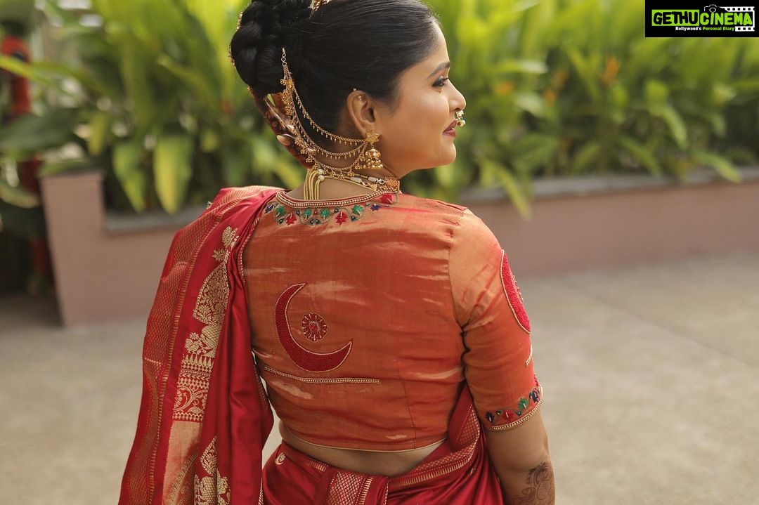 Akshaya Deodhar Instagram - 🌙✨ . Thank you @nishfash_design_studio for designing such a beautiful blouse for this look.❤️ . Saree: @saudamini_handloom Saree draping: @anaghakumbhr Blouse: @nishfash_design_studio Jutti: @chaljutti.official @amru_tak Hair: @komalpashankar_makeupartist Makeup: @madhurikhese_makeupartist Styling: @anaghaghaisas Jewellery: @ssnagarkarjewellers_official @prasad.nagarkar Photos by @girish_katkar_photography Wedding decor & management @a3eventsandmedia Wedding planner @bhagatamol Location- @siddhigardensandbanquets Managed by @wechitramedia @n.i.d.s_ . #अहा #AkshayaHardeek #AkshayaDeodhar #HardeekJoshi #AHa