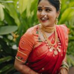 Akshaya Deodhar Instagram - पारंपारिक दागिने आणि @ssnagarkarjewellers_official यांचे दागिने नाही असं होईलच कसं! माझा हा पारंपारिक लुक पुर्ण होण्यात सर्वात महत्वाचे होते ते दागिने. आणि मला अगदी हवे ते आणि हवे तसे पारंपारिक ते modern type चे दागिने एस एस नगरकर ज्वेलर्सच्या दालनात मिळाले.✨ Thank you so much @ssnagarkarjewellers_official & @prasad.nagarkar for the beautiful jewellery. 🤗 . Jewellery: @ssnagarkarjewellers_official @prasad.nagarkar Akshaya’s Saree: @saudamini_handloom Akshaya’s Saree draping: @anaghakumbhr Blouse: @nishfash_design_studio Akshaya’s Jutti: @chaljutti.official @amru_tak Akshaya’s Hair: @komalpashankar_makeupartist Akshaya’s Makeup: @madhurikhese_makeupartist Akshaya’s Styling: @anaghaghaisas Photos by @girish_katkar_photography Wedding decor & management @a3eventsandmedia Wedding planner @bhagatamol Location- @siddhigardensandbanquets Managed by @wechitramedia @n.i.d.s_ @amolghodake_ . #AkshayaHardeek #AkshayaDeodhar #HardeekJoshi #AHa