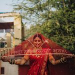 Akshaya Deodhar Instagram - ✨॥ सदा सौभाग्यवती भवः ॥✨ . In love with this beautiful trail by @shobha_designer_24 🥰 Akshaya’s Saree: @saudamini_handloom Akshaya’s Saree draping: @anaghakumbhr Blouse: @nishfash_design_studio Akshaya’s Hair: @komalpashankar_makeupartist Akshaya’s Makeup: @madhurikhese_makeupartist Akshaya’s Styling: @anaghaghaisas Jewellery: @ssnagarkarjewellers_official @prasad.nagarkar Photos by @girish_katkar_photography Wedding decore & management @a3eventsandmedia Wedding planner @bhagatamol Location- @siddhigardensandbanquets Managed by @wechitramedia @n.i.d.s_ @amolghodake_ . #AkshayaHardeek #AkshayaDeodhar #Wedding #AHa