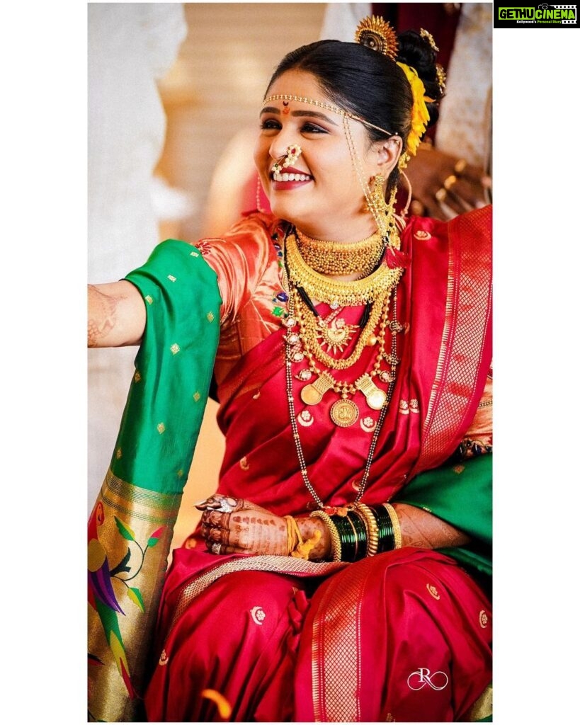 Akshaya Deodhar Instagram - मला माझ्या लग्नात अगदी पारंपारीक look करायचा होता. नौवारी, खोपा, पारंपारिक दागिने and everything typical. कारण मला आवडतं..!🥰 @saudamini_handloom ‘s handwoven Chandrakala Nauvari saree, & Anagha Ghaisas & Saudamini Ghaisas’s styling helped me achieve it. Thank you @saudamini_handloom @anaghaghaisas for all the efforts.❤️ . Akshaya’s Saree: @saudamini_handloom Akshaya’s Saree draping: @anaghakumbhr Blouse: @nishfash_design_studio Akshaya’s Jutti: @chaljutti.official @amru_tak Akshaya’s Hair: @komalpashankar_makeupartist Akshaya’s Makeup: @madhurikhese_makeupartist Hardeek’s Outfit: @saudamini_handloom Hardeek’s Hair & Makeup- @makeovers_by_rahul Akshaya’s & Hardeek’s Styling: @anaghaghaisas Jewellery: @ssnagarkarjewellers_official @prasad.nagarkar Photos by @sevenvowstories Wedding decore & management @a3eventsandmedia Wedding planner @bhagatamol Location- @siddhigardensandbanquets Managed by @wechitramedia @n.i.d.s_ @amolghodake_ . #AkshayaHardeek #AkshayaDeodhar #HardeekJoshi #AHa