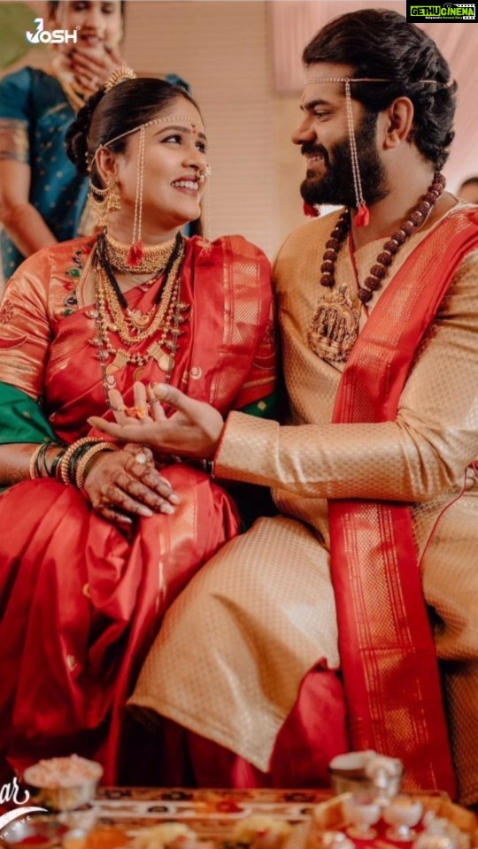 Akshaya Deodhar Instagram - POV: तुमच लग्न तुमच्या सर्वात आवडत्या व्यक्तीसोबत होतंय ❤️ #Couplegoals 😍💯 . @akshayaddr #joshapp #joshmarathi #joshmarathistars #akshayadeodhar #hardik #couple #bestcouple #love #marriage #weddingseason #trending