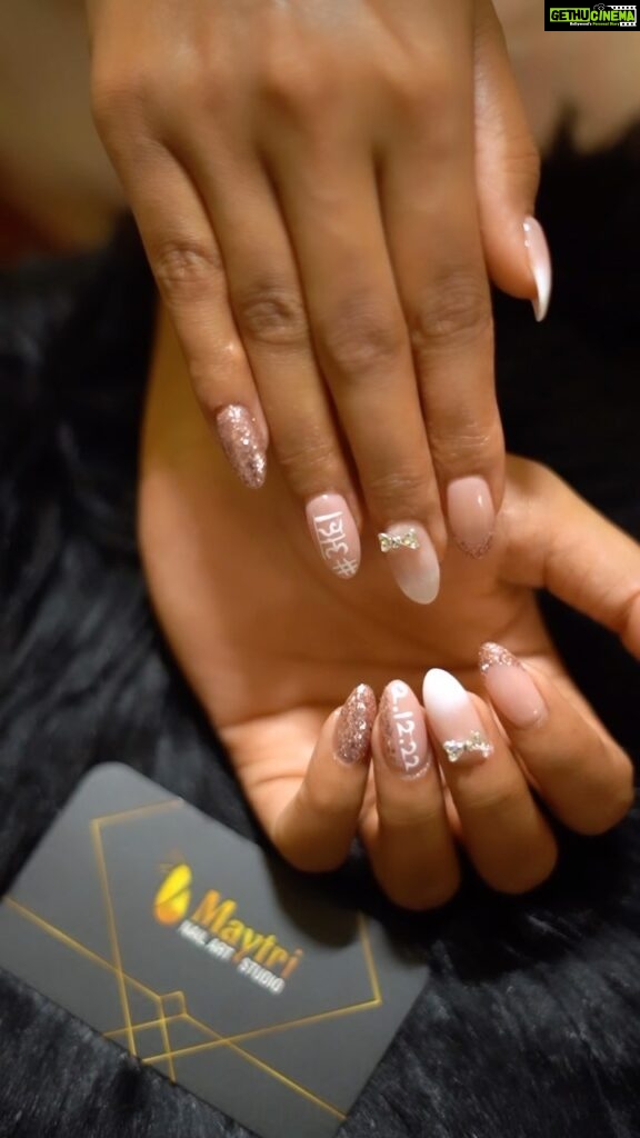 Akshaya Deodhar Instagram - Super cute customised nails for my big day by @maytri_nails_pune ✨ Thank you! They’re very pretty!❤️ . . . Video by @lenswomania #AHa #AkshayaHardeek #AkshayaDeodhar #HardeekJoshi #WeddingBells #PrimeReels