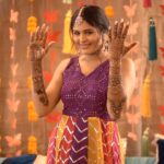 Akshaya Deodhar Instagram - Mehendi & Chill with @kkanchan_mehendi_ 🌸 . Beautiful customised Mehendi by @kkanchan_mehendi_ ✨ Video by @lenswomania Photos by @royalebysvs @sevenvowstories Beautiful Outfit- @labelsonalesawant Styling- @stylist.chaitalikulkarni Makeup - @madhurikhese_makeupartist Hair - @komalpashankar_makeupartist Jewellery- @chandrakalm_jewellery Decor- @decorbyketan Managed by @wechitramedia @n.i.d.s_ . #AHa #AkshayaDeodhar #AkshayaHardeek