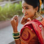 Akshaya Deodhar Instagram - पारंपारिक दागिने आणि @ssnagarkarjewellers_official यांचे दागिने नाही असं होईलच कसं! माझा हा पारंपारिक लुक पुर्ण होण्यात सर्वात महत्वाचे होते ते दागिने. आणि मला अगदी हवे ते आणि हवे तसे पारंपारिक ते modern type चे दागिने एस एस नगरकर ज्वेलर्सच्या दालनात मिळाले.✨ Thank you so much @ssnagarkarjewellers_official & @prasad.nagarkar for the beautiful jewellery. 🤗 . Jewellery: @ssnagarkarjewellers_official @prasad.nagarkar Akshaya’s Saree: @saudamini_handloom Akshaya’s Saree draping: @anaghakumbhr Blouse: @nishfash_design_studio Akshaya’s Jutti: @chaljutti.official @amru_tak Akshaya’s Hair: @komalpashankar_makeupartist Akshaya’s Makeup: @madhurikhese_makeupartist Akshaya’s Styling: @anaghaghaisas Photos by @girish_katkar_photography Wedding decor & management @a3eventsandmedia Wedding planner @bhagatamol Location- @siddhigardensandbanquets Managed by @wechitramedia @n.i.d.s_ @amolghodake_ . #AkshayaHardeek #AkshayaDeodhar #HardeekJoshi #AHa